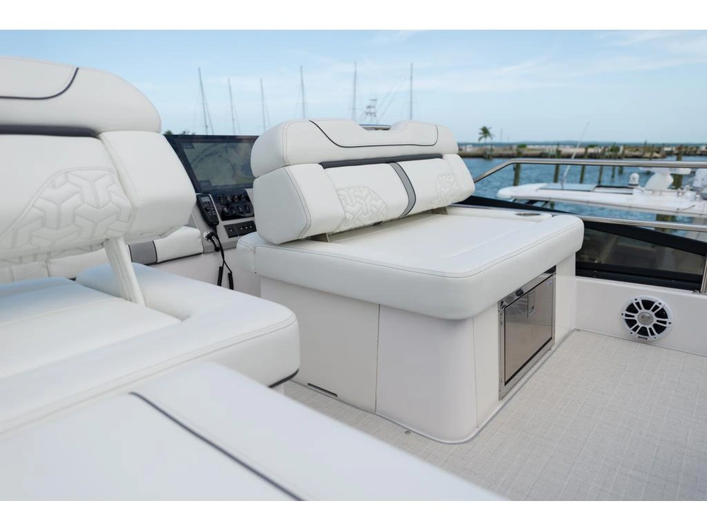 Regal 38 Flybridge 2026 alt