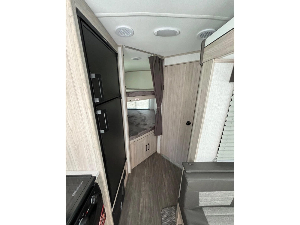 2024 Shadow Cruiser Shadow Cruiser Ultra Lite Travel Trailer 240 Bhs alt