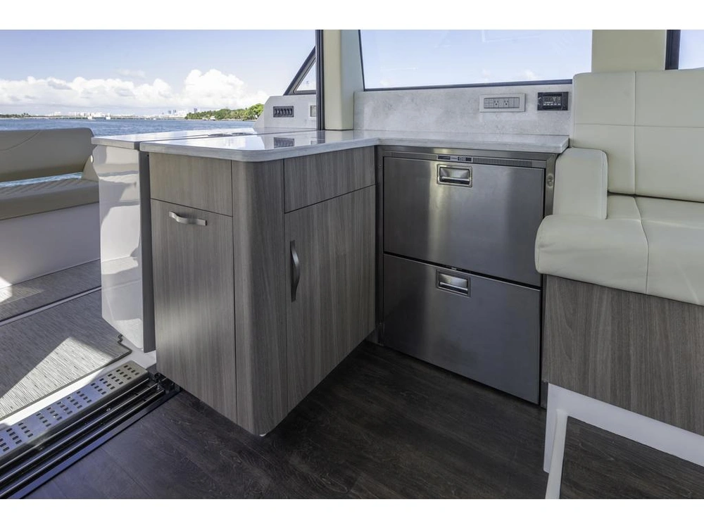 Regal 38 Flybridge 2026 alt