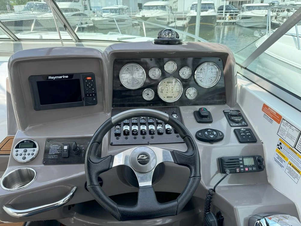 Rinker Boat Co 310 2010 alt