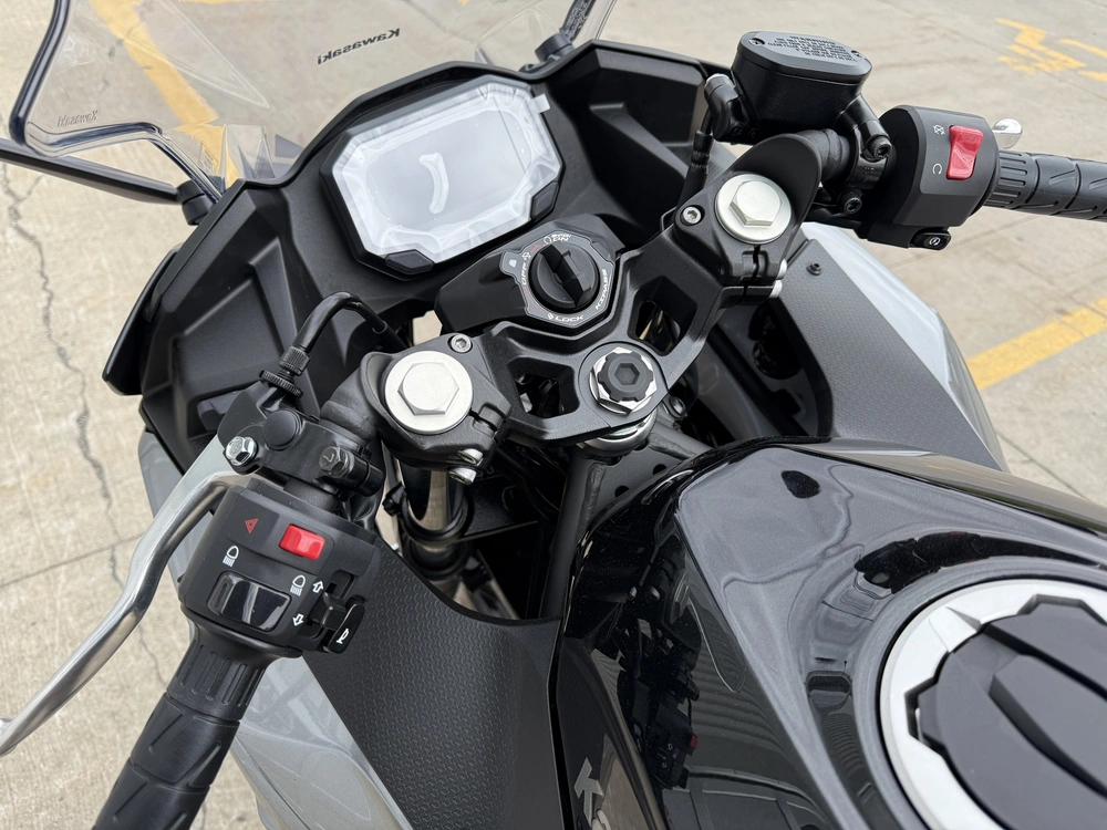 2025 Kawasaki Ninja 500 Se alt
