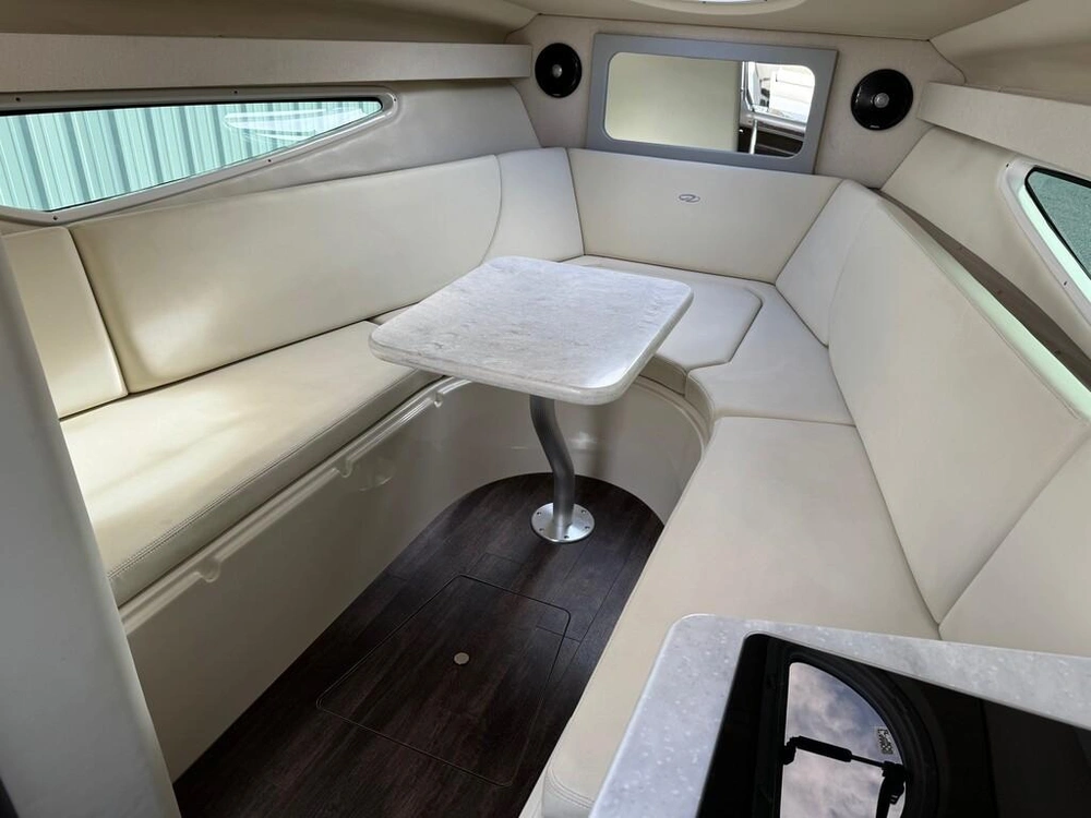 Regal 28 Express 2021 alt
