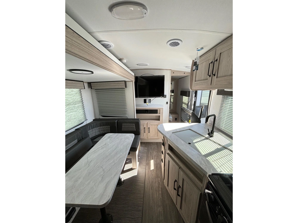 2024 Shadow Cruiser Shadow Cruiser Ultra Lite Travel Trailer 240 Bhs alt