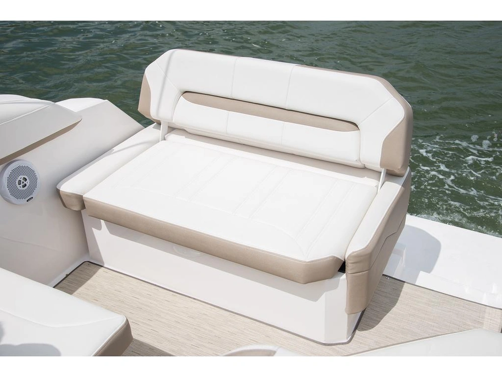 Regal 26 Express Cruiser 2026 alt
