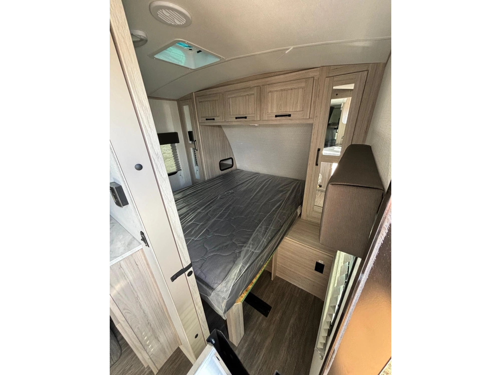 2024 Shadow Cruiser Shadow Cruiser Ultra Lite Travel Trailer 240 Bhs alt