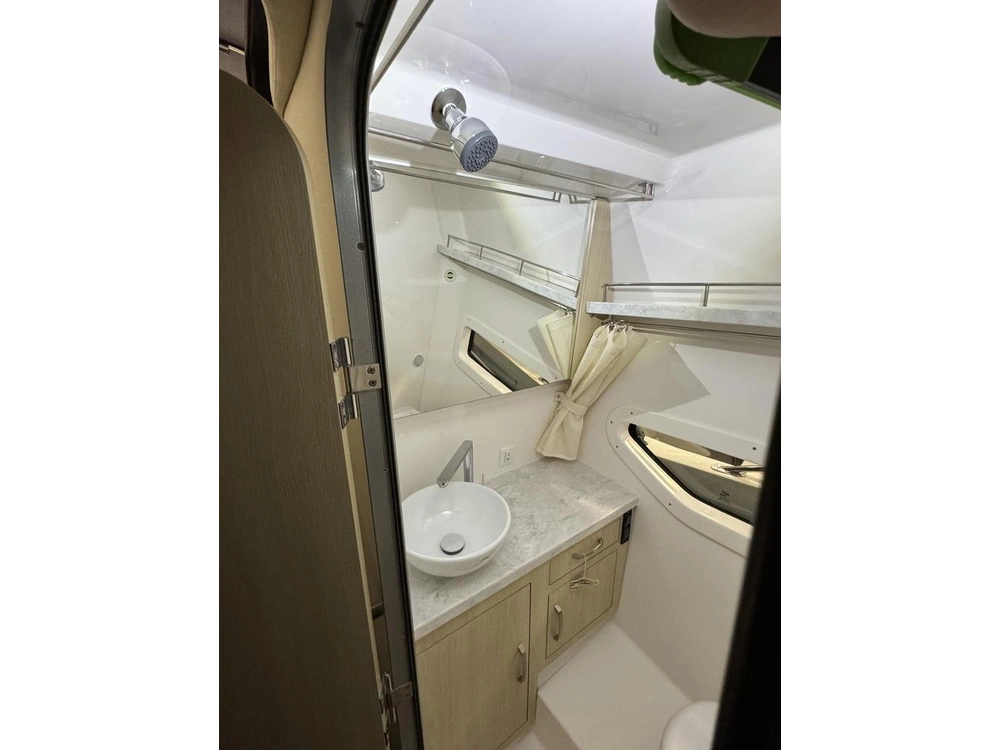 Regal 33 Express Cruiser 2023 alt