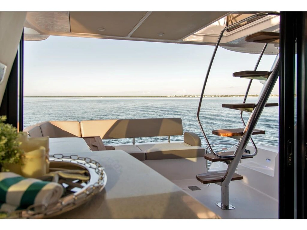 Regal 42 Flybridge 2026 alt
