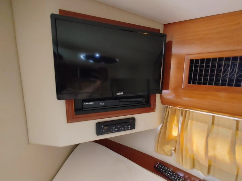 Carver Yachts 444 Motor Yacht 2004 alt