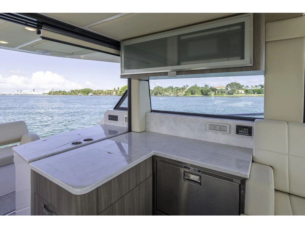 Regal 38 Flybridge 2026 alt