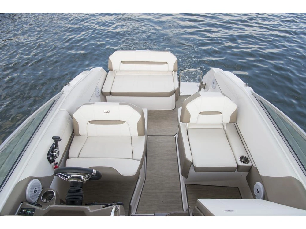 Regal 26 Express Cruiser 2026 alt