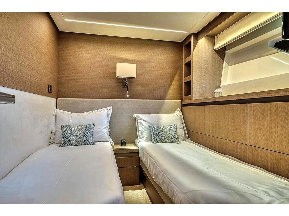 Prestige Yachts 690 F 2026 alt