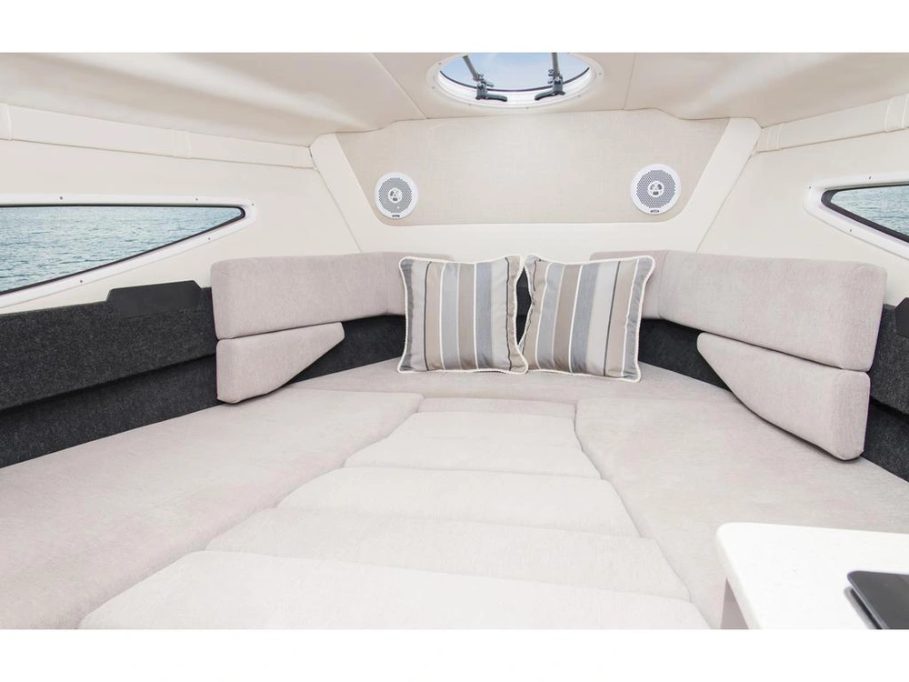 Regal 26 Express Cruiser 2026 alt