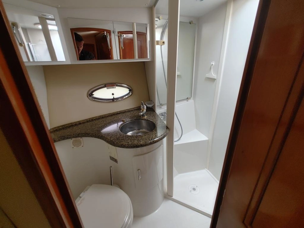 Carver Yachts 444 Motor Yacht 2004 alt