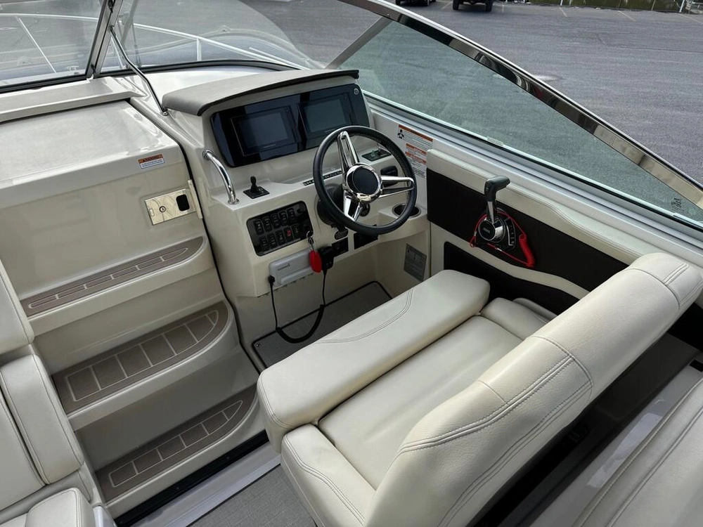 Regal 28 Express 2021 alt