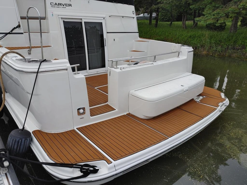 Carver Yachts 444 Motor Yacht 2004 alt