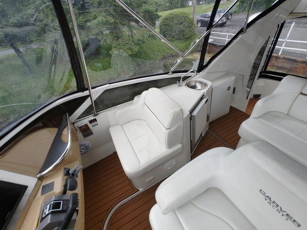 Carver Yachts 444 Motor Yacht 2004 alt
