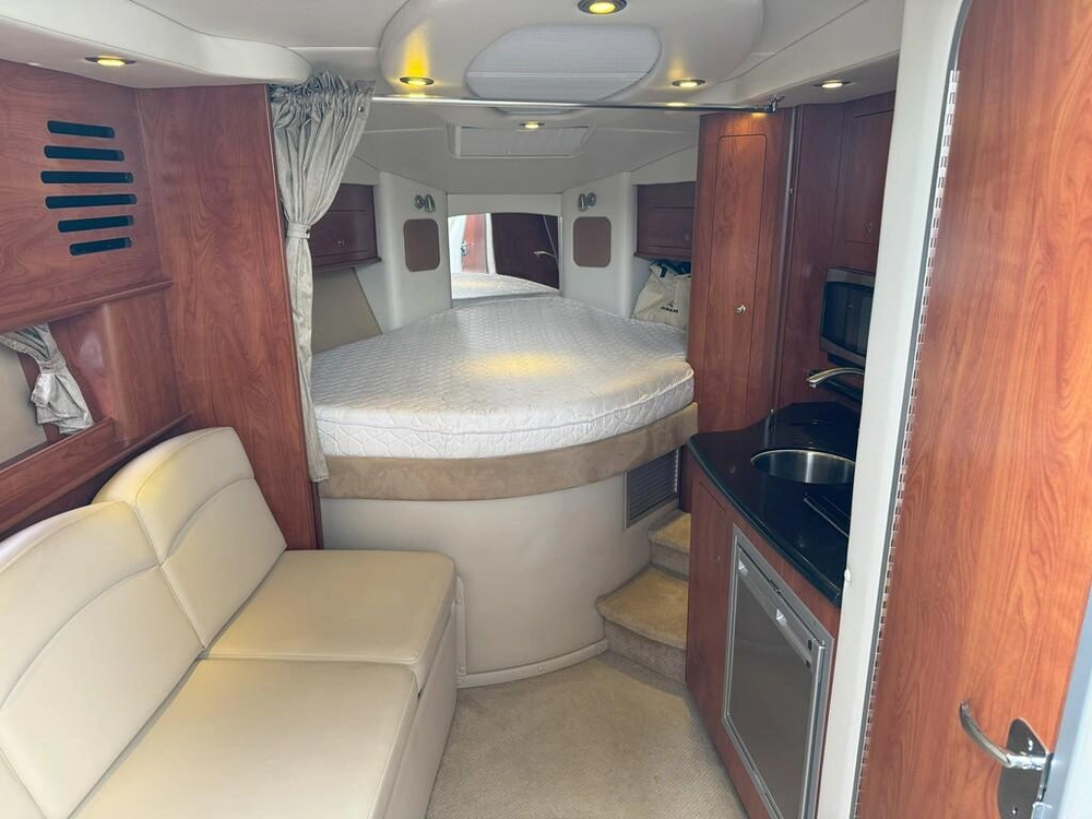 2010 Rinker Boat Co 310 alt