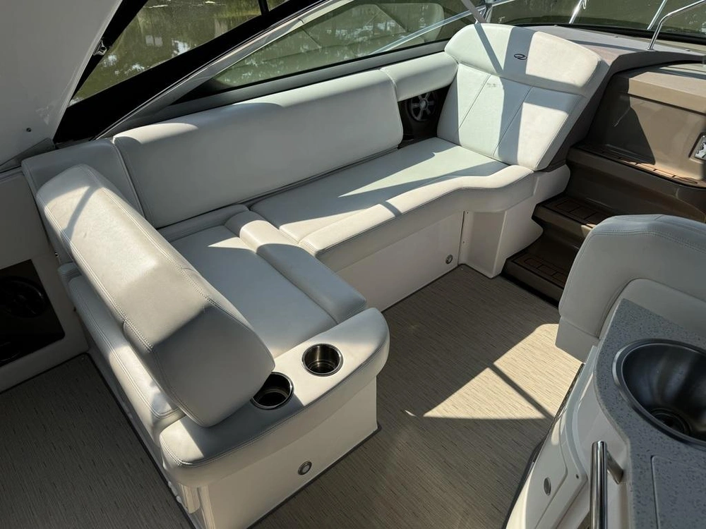 2017 Regal 32 Express alt