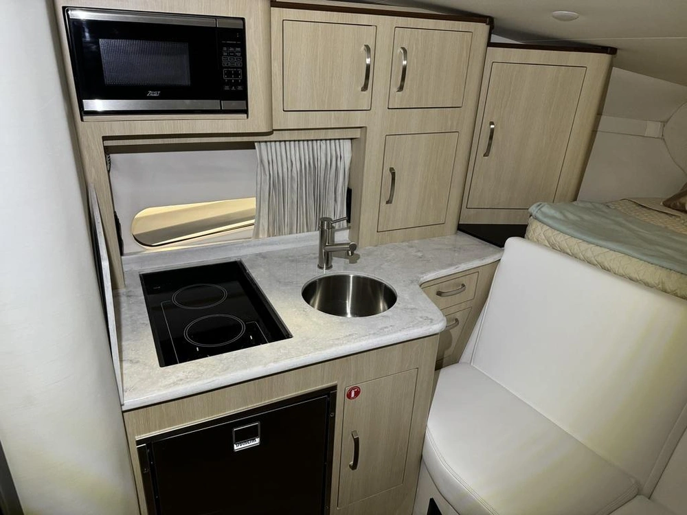 Regal 33 Express Cruiser 2023 alt