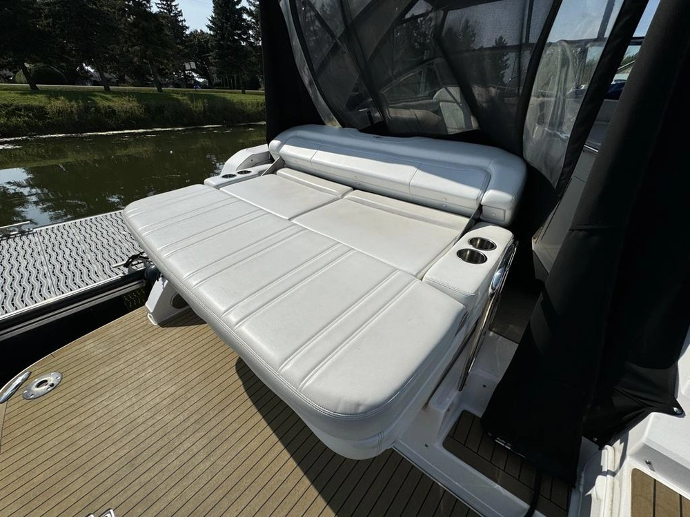 2017 Regal 32 Express alt