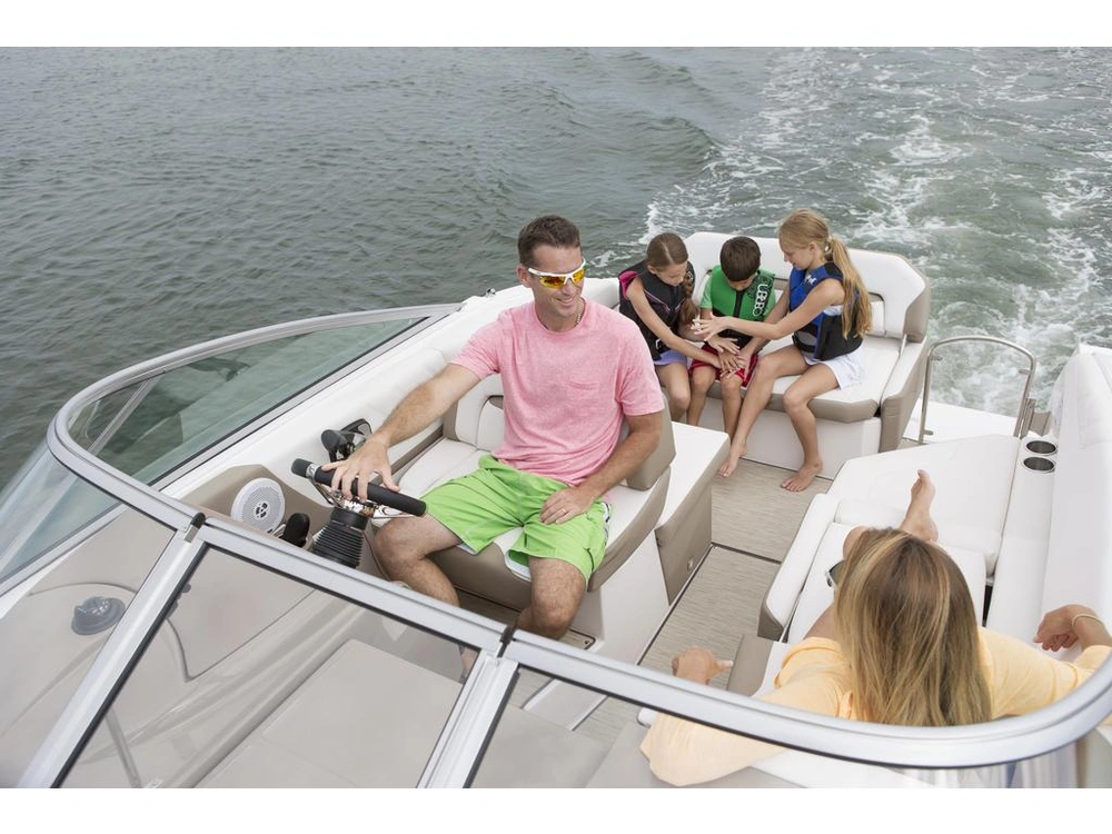 Regal 26 Express Cruiser 2026 alt
