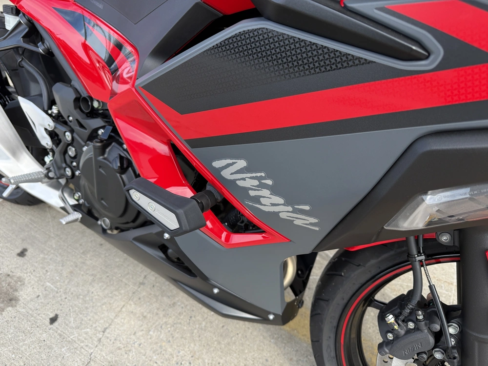 2025 Kawasaki Ninja 500 Se alt