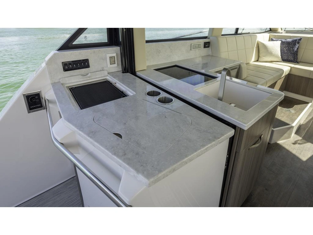 Regal 38 Flybridge 2026 alt