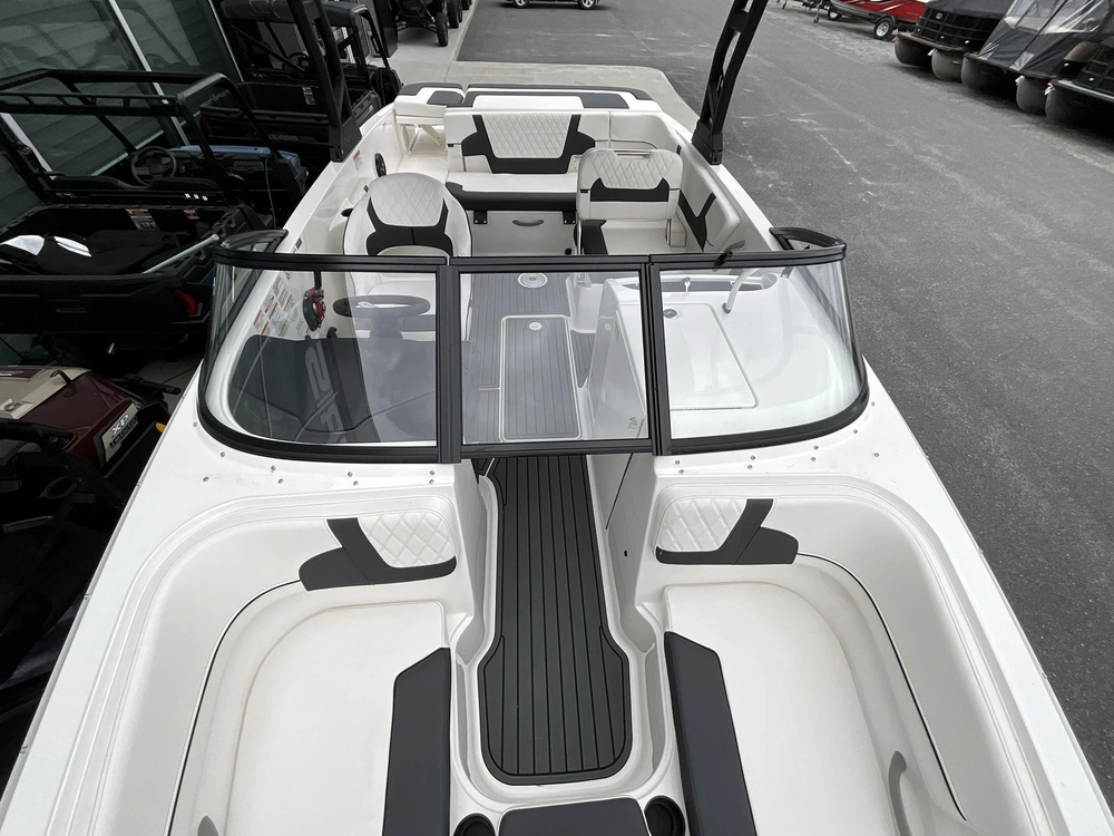 Bayliner Vr6 2025 alt