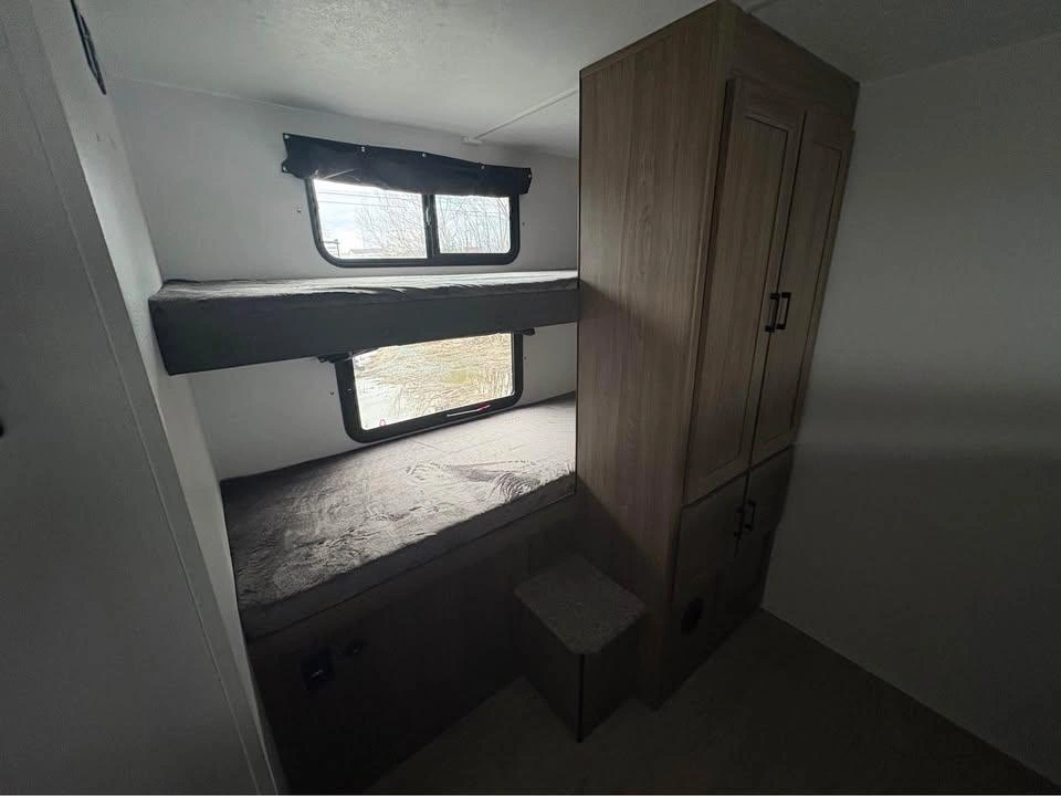 2025 Coachmen Fr. Express 31se alt