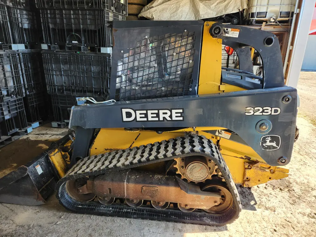  John Deere  323D