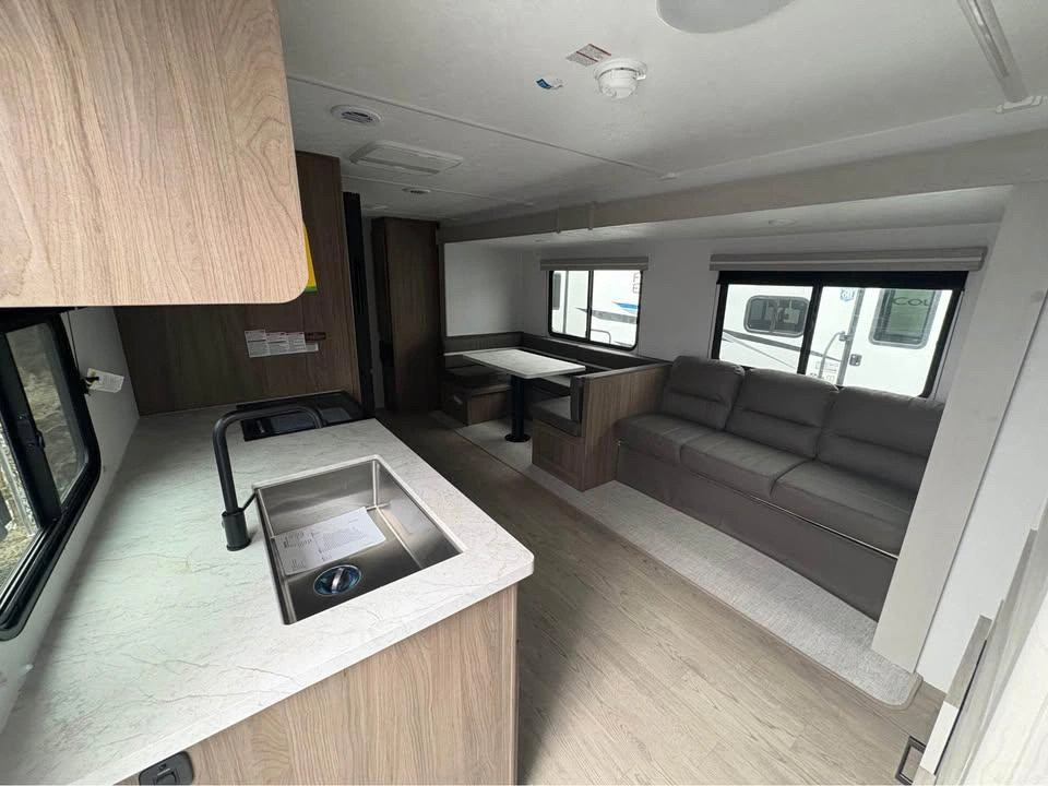 2025 Coachmen Fr. Express 31se alt