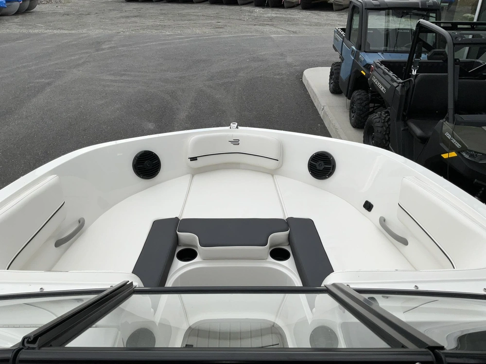 Bayliner Vr6 2025 alt