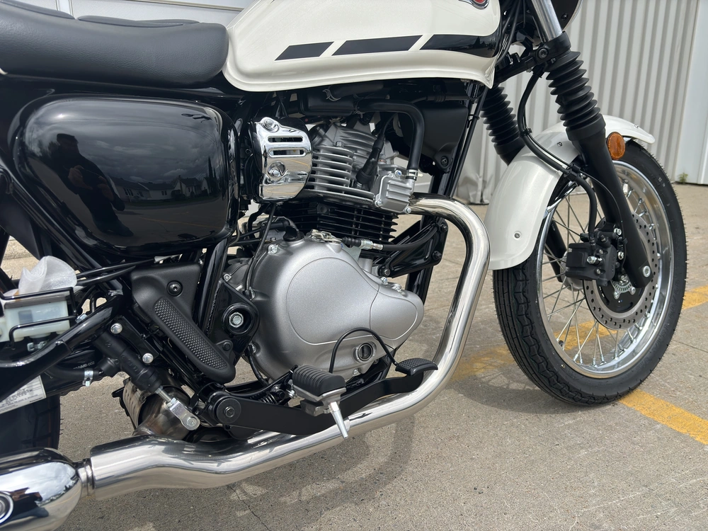 Kawasaki W230 2025 alt