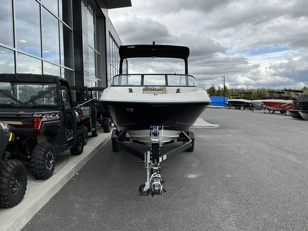 Bayliner Vr6 2025 alt