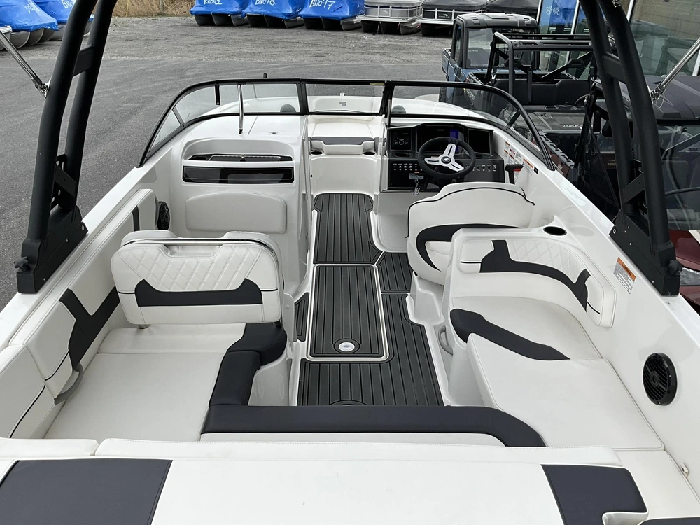 Bayliner Vr6 2025 alt