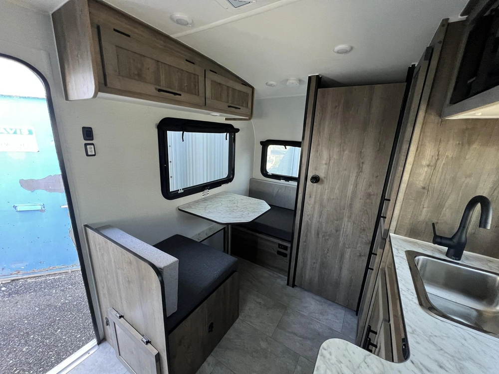 Prolite Lounge 13 Lounge 2025 alt