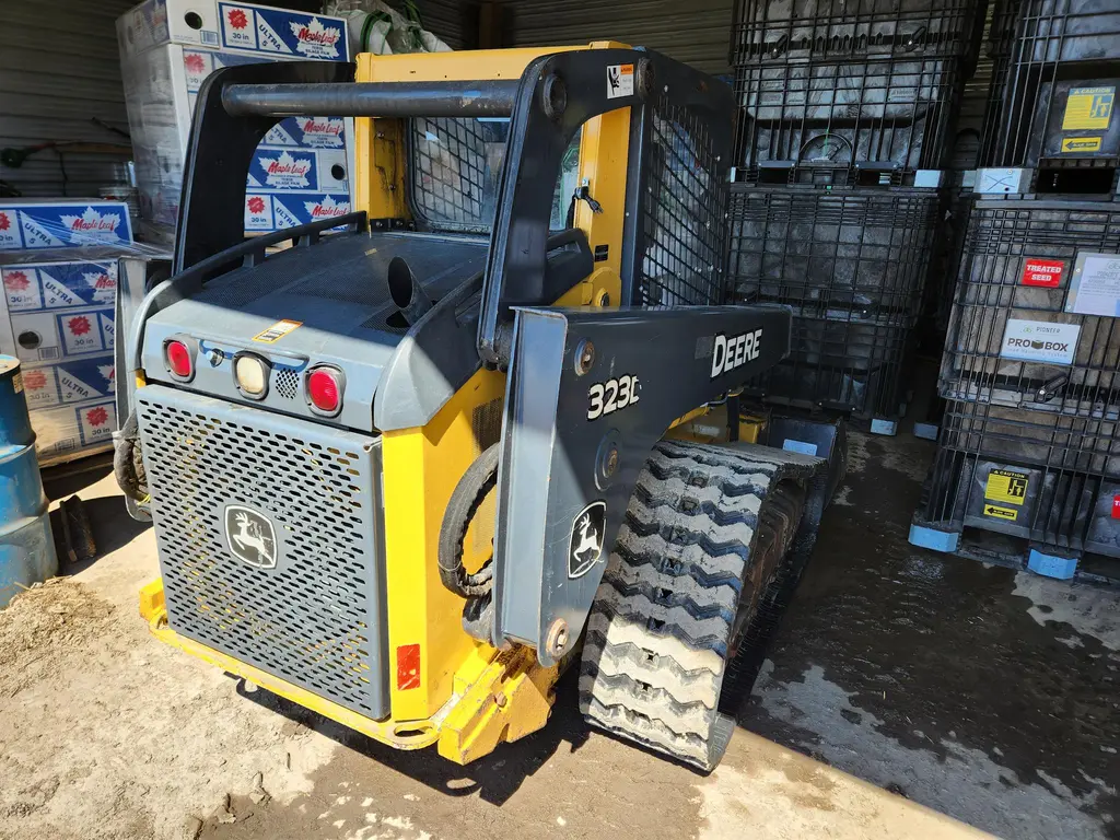 John Deere 323D