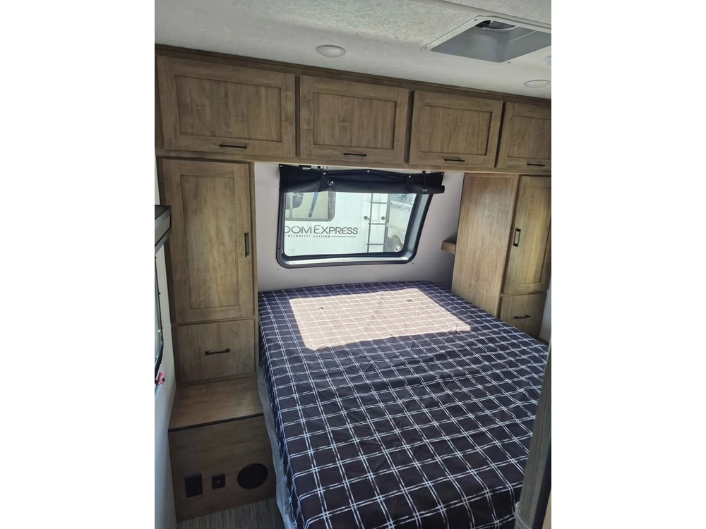 2024 Coachmen Fr. Express 288bhds alt