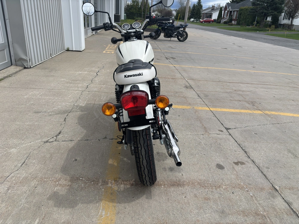Kawasaki W230 2025 alt