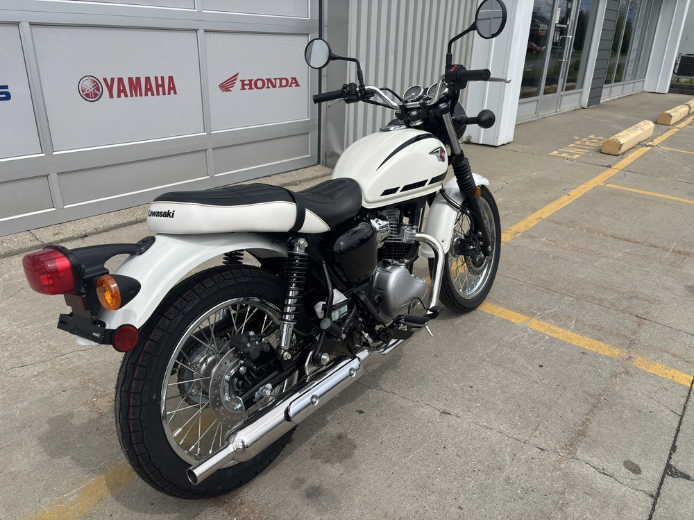 Kawasaki W230 2025 alt