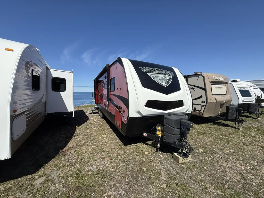 2018 Winnebago 27BHSS Minie