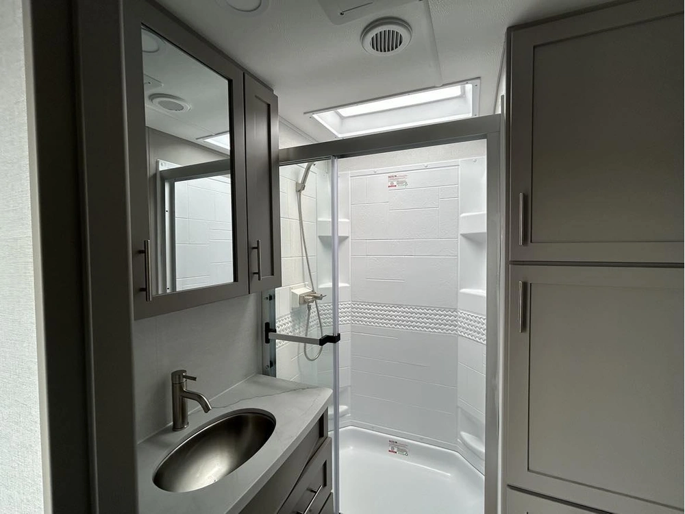 2025 Alliance Rv Avenue 332rl alt