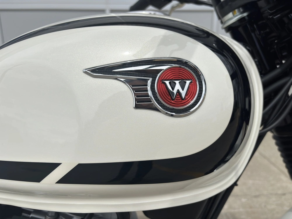 Kawasaki W230 2025 alt