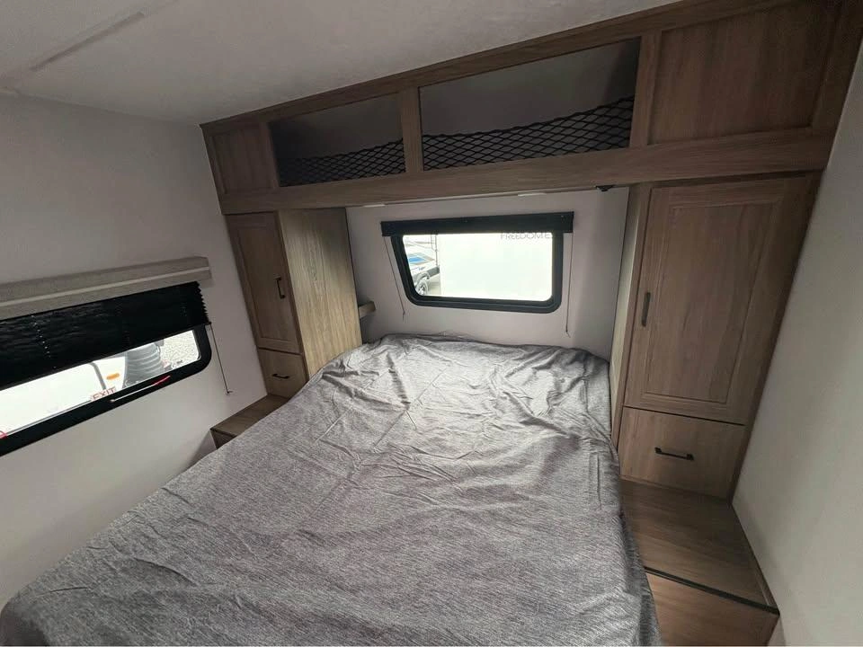 2025 Coachmen Fr. Express 31se alt