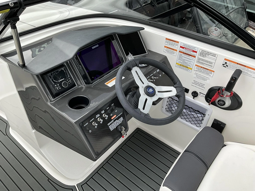 Bayliner Vr6 2025 alt