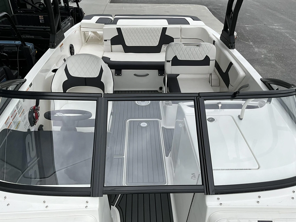 Bayliner Vr6 2025 alt