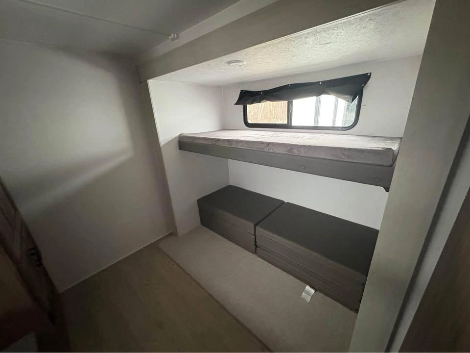 2025 Coachmen Fr. Express 31se alt