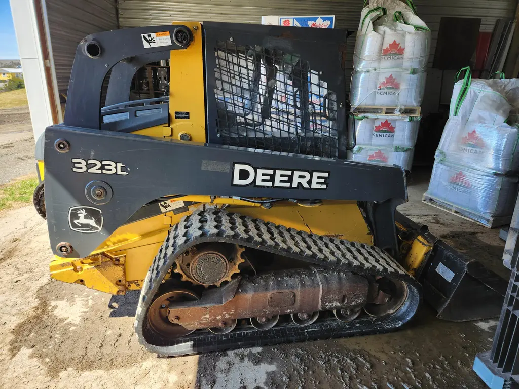 John Deere 323D