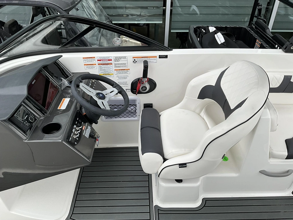 Bayliner Vr6 2025 alt