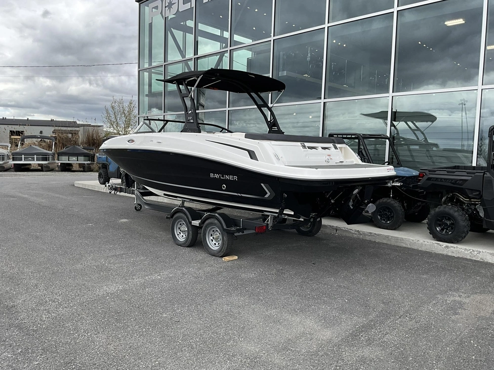 Bayliner Vr6 2025 alt